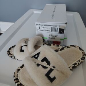 APL Athletic Propulsion Labs Shearling Slide Sandals Leopard Accents Size 7 Nwt